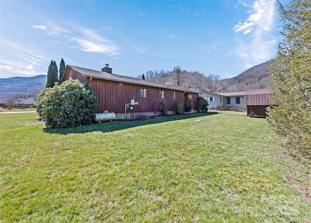 view of yard with an outdoor structure and a mountain view