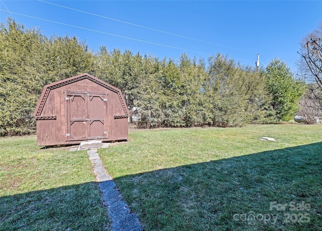 view of yard featuring an outdoor structure and a storage shed