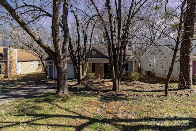 view of front of house featuring driveway