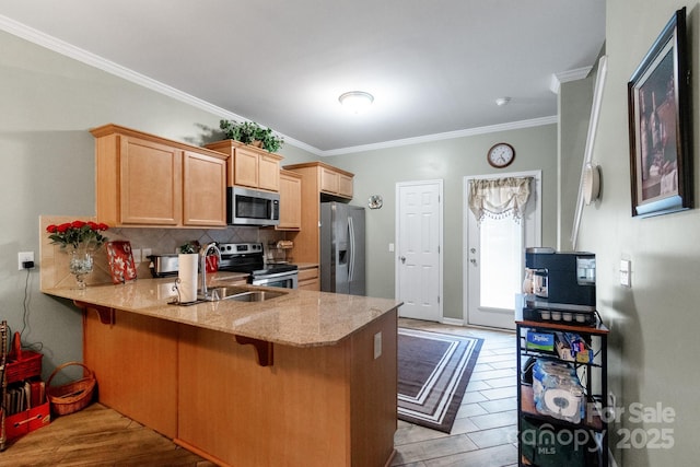 kitchen featuring stainless steel appliances, light wood-type flooring, a peninsula, and decorative backsplash