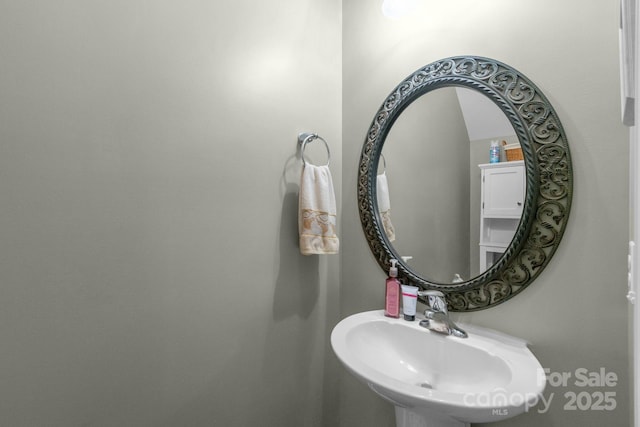 bathroom featuring a sink