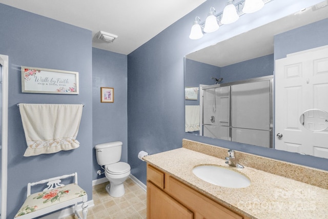 full bathroom featuring toilet, a shower with shower door, vanity, visible vents, and baseboards