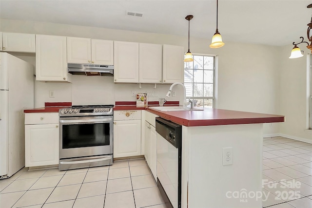 kitchen with under cabinet range hood, stainless steel appliances, a sink, visible vents, and hanging light fixtures