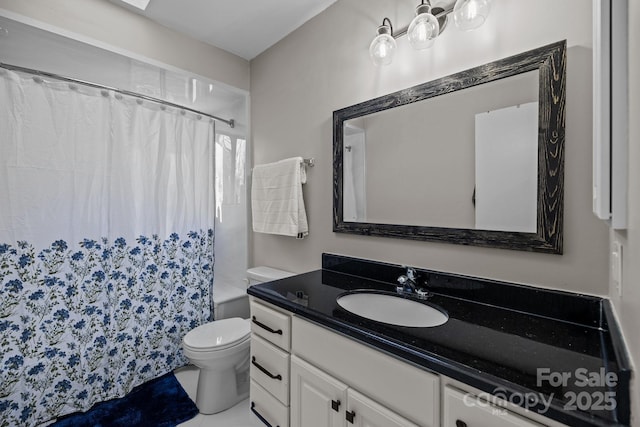 bathroom featuring a shower with shower curtain, vanity, and toilet