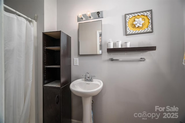 bathroom featuring curtained shower