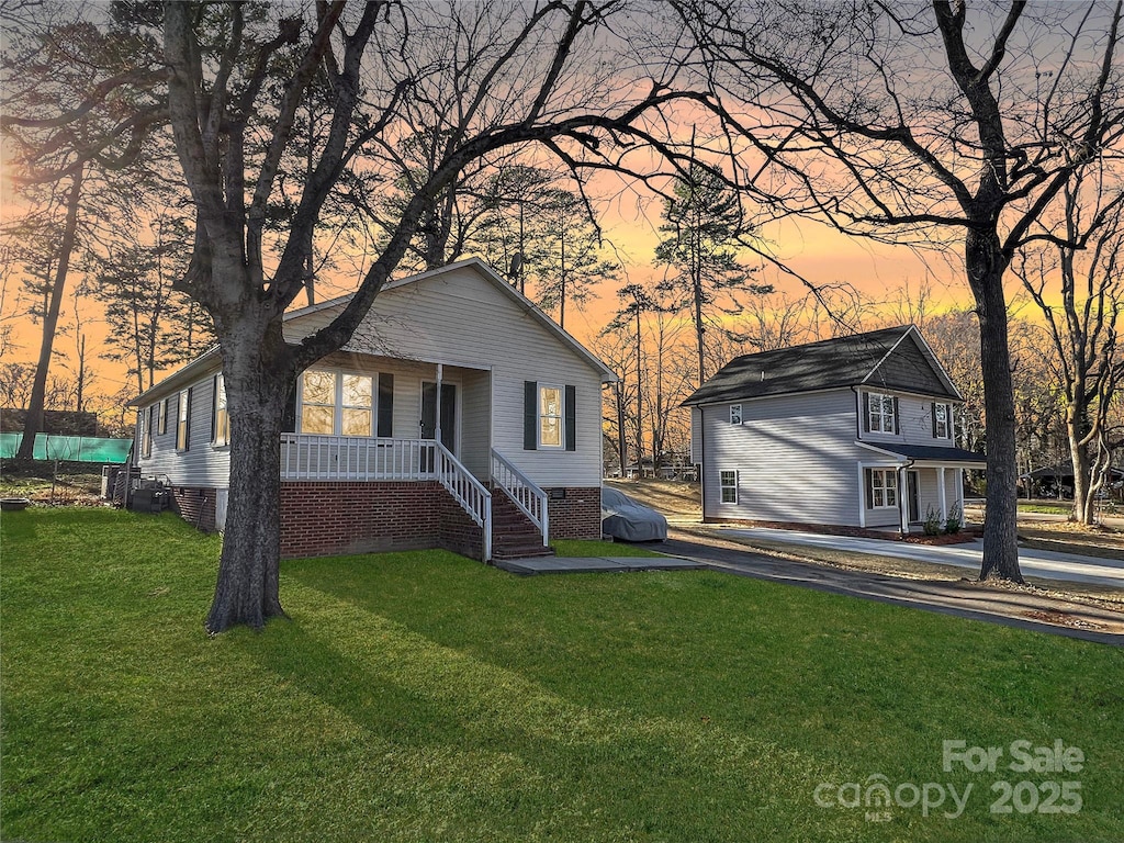 view of front facade featuring a porch and a front lawn