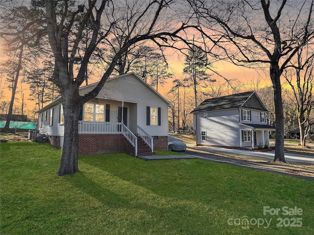 view of front facade featuring a porch and a front lawn