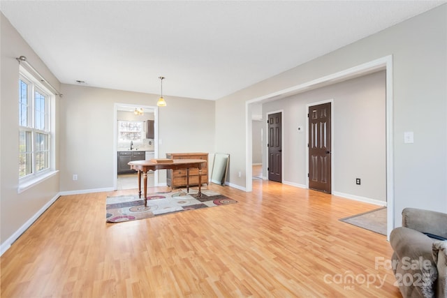 dining area featuring visible vents, light wood-style flooring, and baseboards