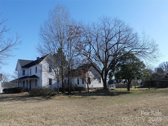 view of side of property featuring a lawn