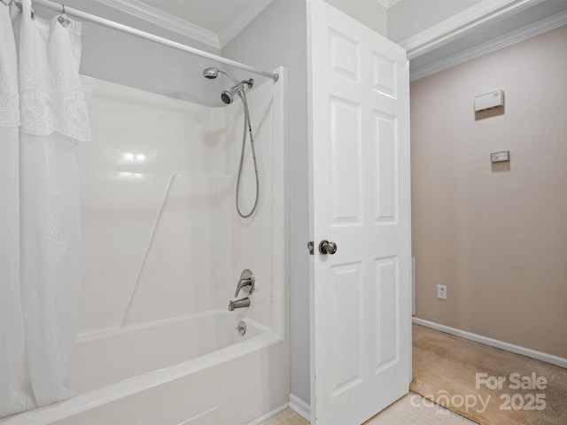 full bath featuring baseboards, shower / bath combo with shower curtain, and ornamental molding