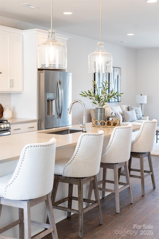 dining space featuring visible vents, wood finished floors, and recessed lighting