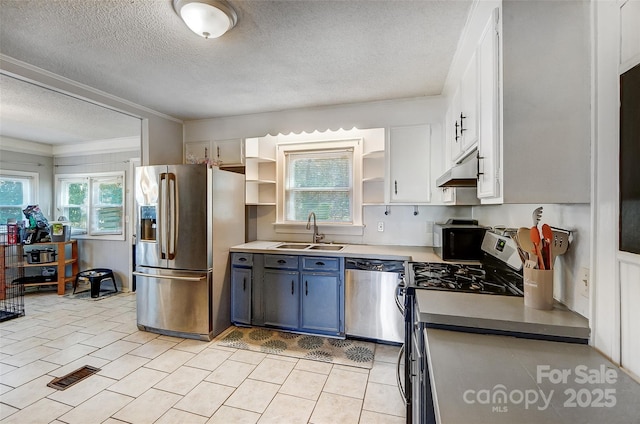 kitchen featuring visible vents, stainless steel appliances, under cabinet range hood, open shelves, and a sink