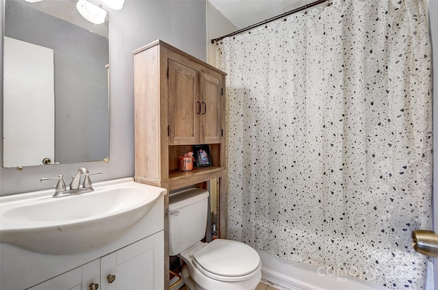 full bathroom featuring toilet, a shower with curtain, and vanity