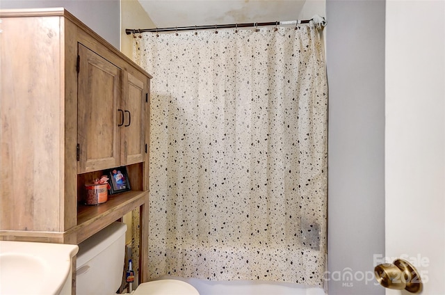 full bath with toilet, vanity, and a shower with shower curtain