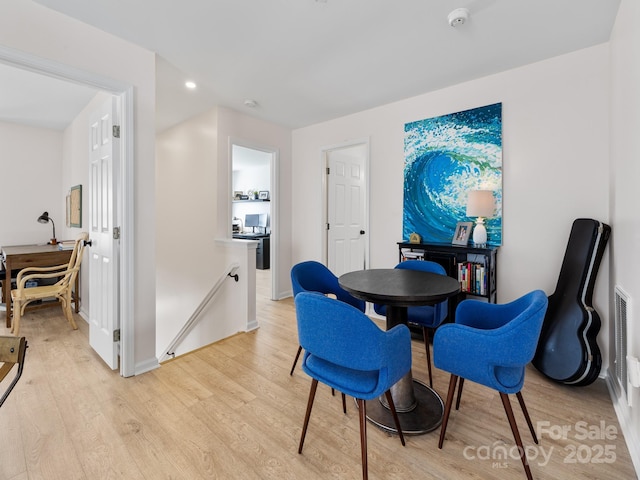 dining area with recessed lighting, light wood-type flooring, and baseboards