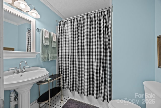 full bathroom featuring toilet, shower / bathtub combination with curtain, a textured ceiling, and crown molding