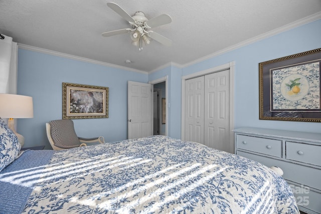 bedroom featuring ornamental molding, a closet, and a ceiling fan