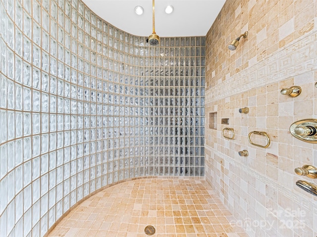 bathroom featuring a tile shower