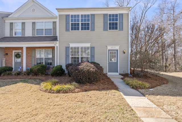 view of front of property featuring a front lawn