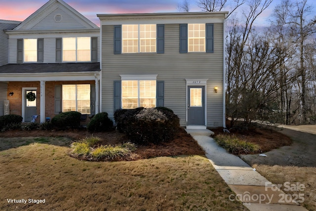 view of front of property featuring a front yard