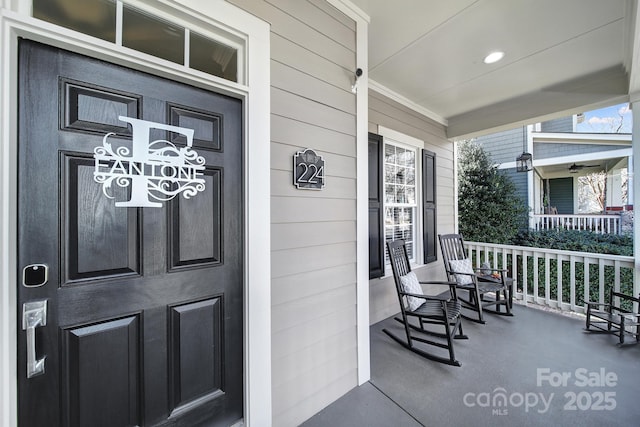 property entrance featuring a porch