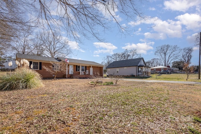 view of front of home featuring a front yard