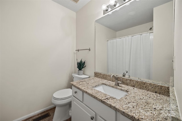 bathroom featuring toilet, a shower with shower curtain, vanity, visible vents, and baseboards