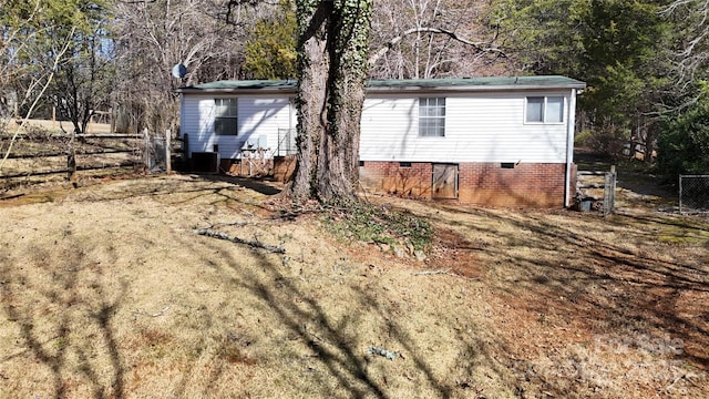 view of front of property featuring a front yard and fence