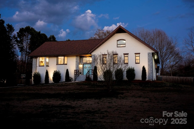 view of front facade with a front yard