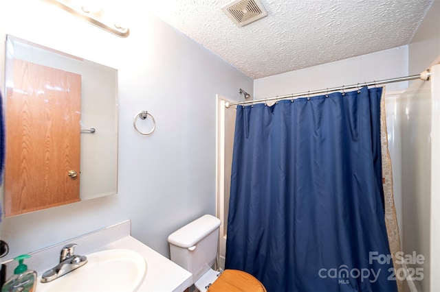 full bath featuring visible vents, toilet, a textured ceiling, and a shower with shower curtain