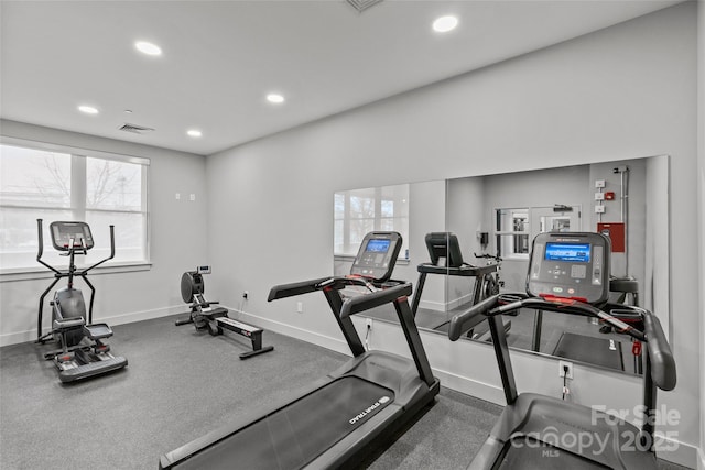 workout area featuring a healthy amount of sunlight, recessed lighting, visible vents, and baseboards