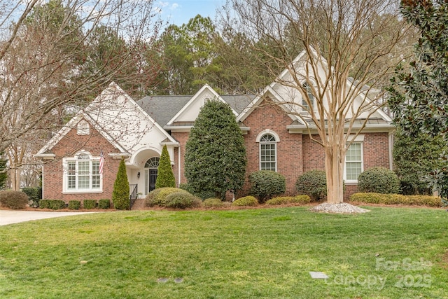 view of front of home featuring brick siding and a front yard