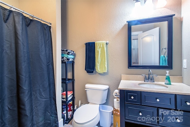 full bath featuring a shower with shower curtain, vanity, and toilet