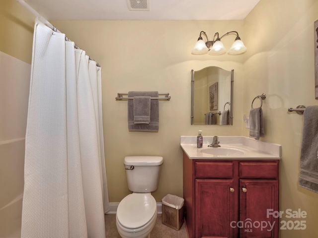 full bath with toilet, vanity, visible vents, and a shower with curtain