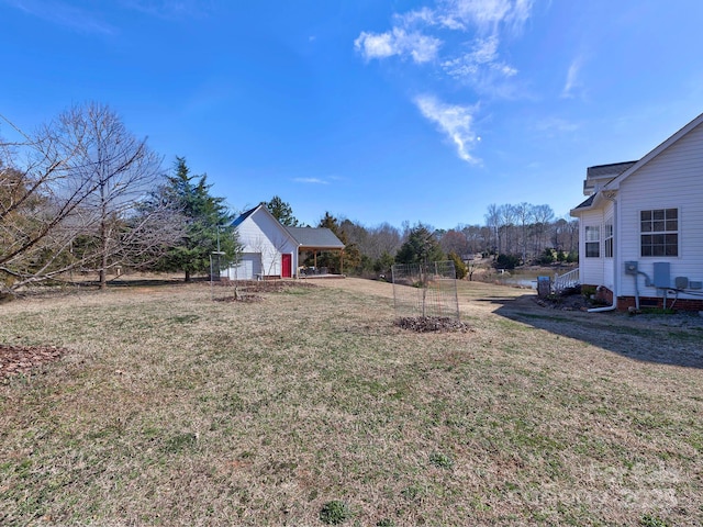 view of yard featuring an outbuilding