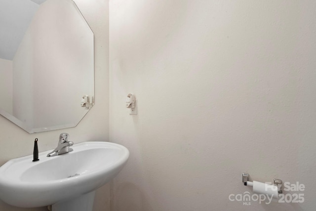 bathroom featuring a sink