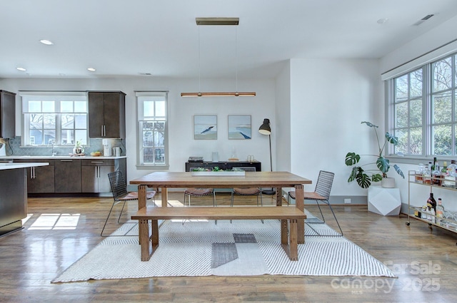 dining space featuring recessed lighting, visible vents, light wood-style flooring, and baseboards