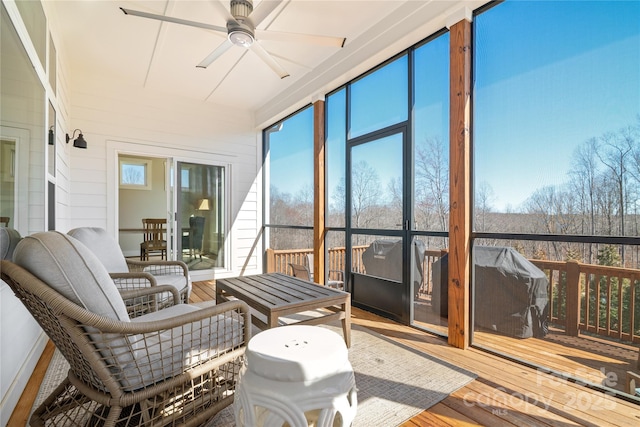 sunroom with ceiling fan