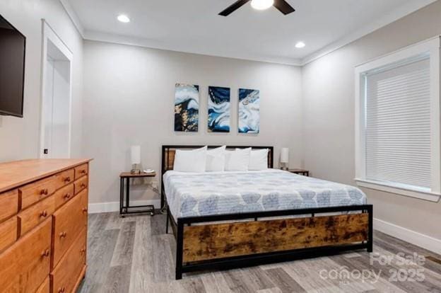 bedroom featuring light wood-style floors, baseboards, a ceiling fan, and recessed lighting