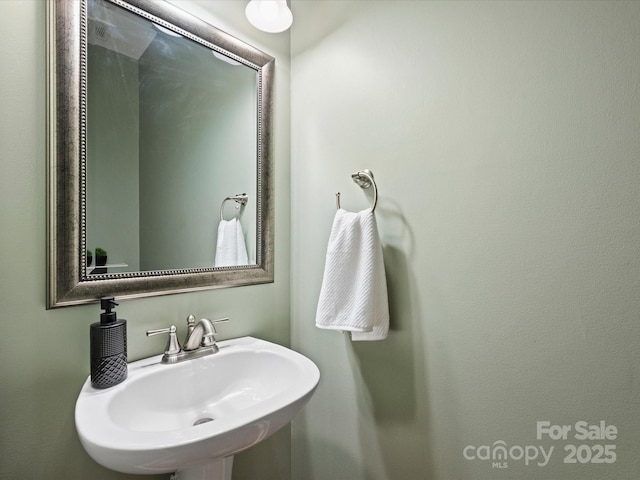 bathroom featuring a sink