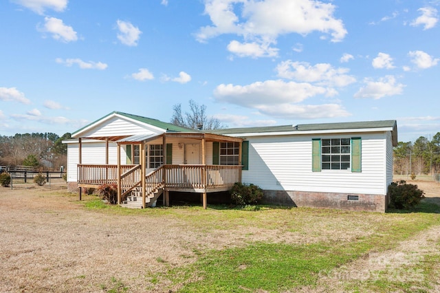 view of front of house featuring crawl space, fence, and a front lawn