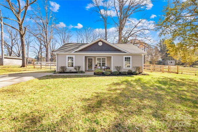 view of front of home featuring a front yard and fence