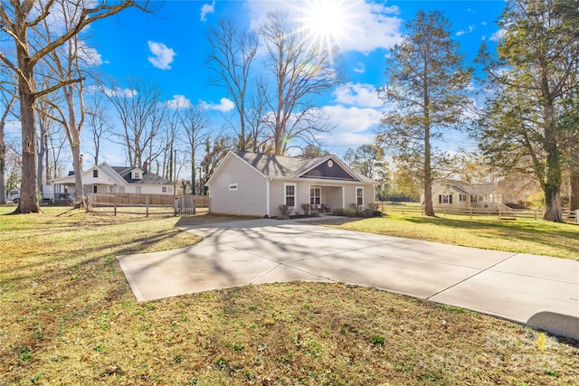 view of front of house featuring a front lawn and fence