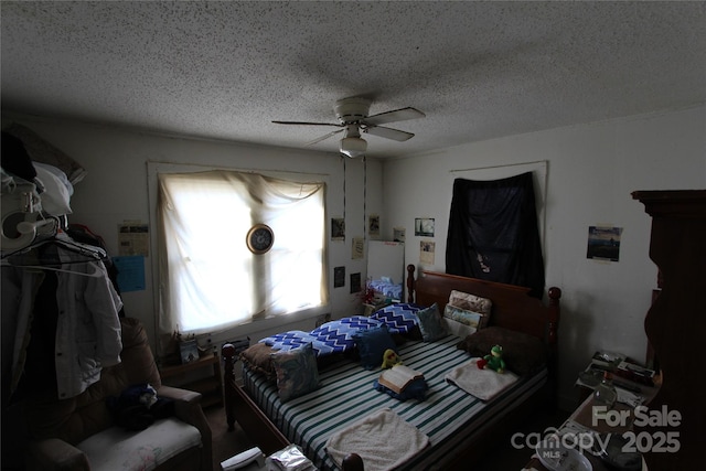 bedroom featuring a ceiling fan and a textured ceiling