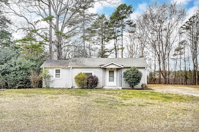 view of front facade with a front lawn