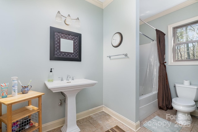 full bathroom featuring shower / bathtub combination with curtain, baseboards, tile patterned flooring, crown molding, and toilet