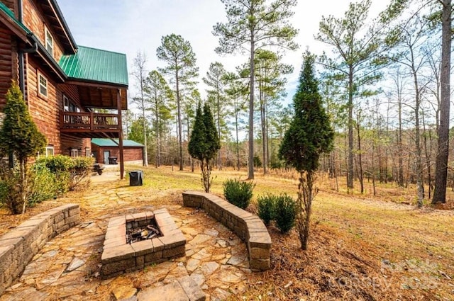 view of yard with a fire pit