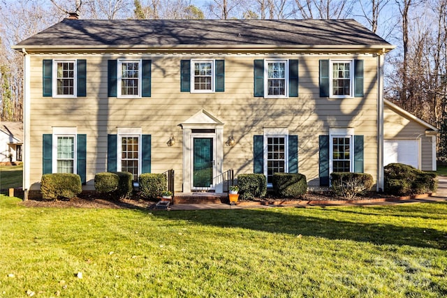 colonial house featuring a front yard