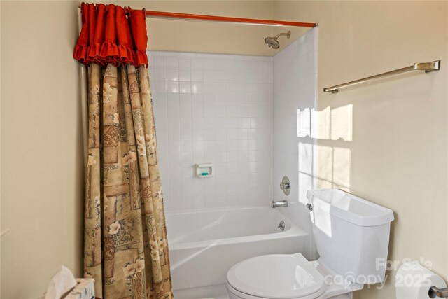 full bath with toilet and shower / bathtub combination with curtain