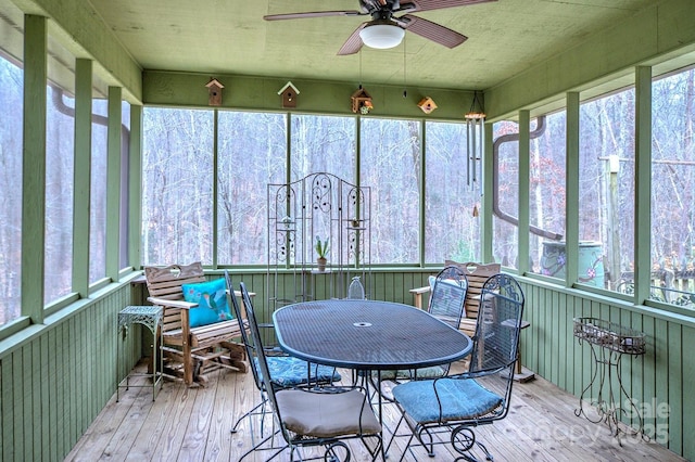 sunroom featuring a ceiling fan